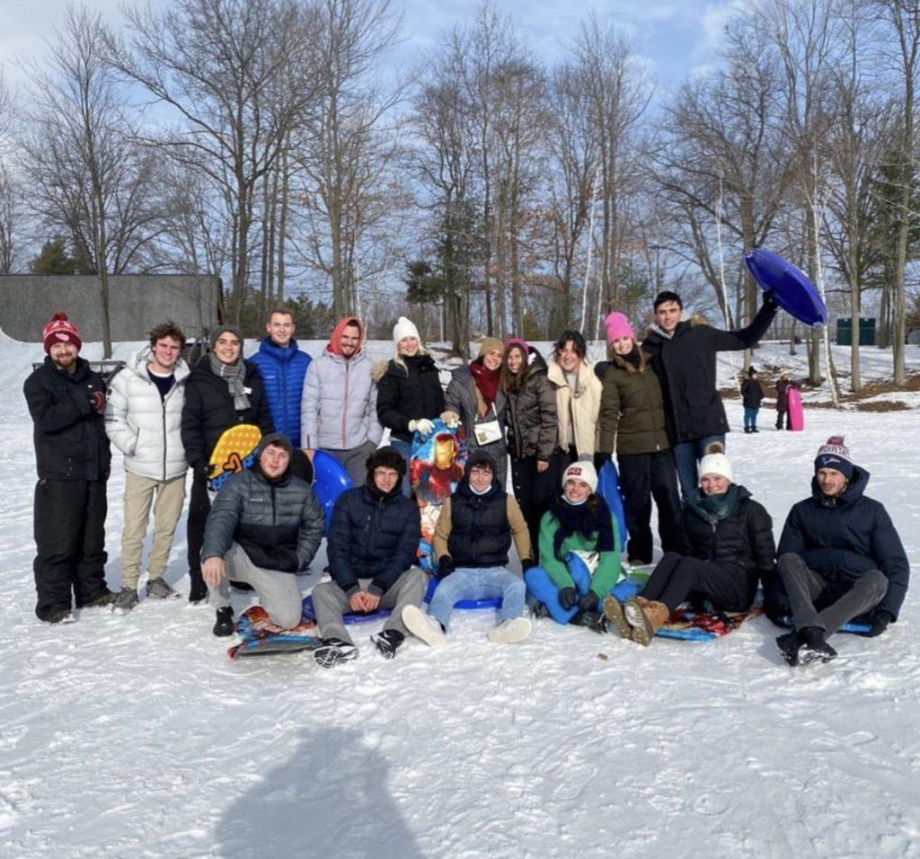 在雪中体验雪橇的国际学生